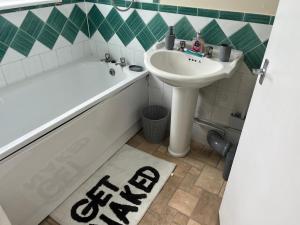 Enfield City Apartment Retreat - Sleeps 5