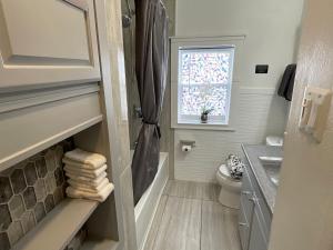 Spacious Ranch 7 min to beach airport Pet friend