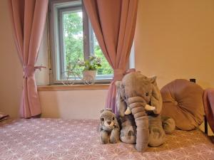 Creekside House with pool 