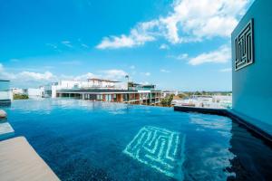 1 BR Condo with Rooftop Pool & Bar - At IT Residences - Condo Iris