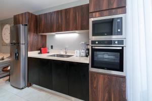 1 BR Condo with Rooftop Pool & Bar - At IT Residences - Condo Iris