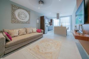 1 BR Condo with Rooftop Pool & Bar - At IT Residences - Condo Iris