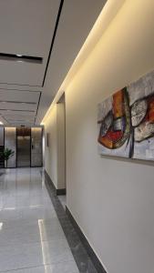 استديو بسرير ماستر وجلسة جانبية باب ذكي سرير مريح