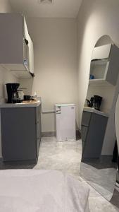 استديو بسرير ماستر وجلسة جانبية باب ذكي سرير مريح