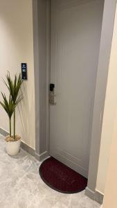 استديو بسرير ماستر وجلسة جانبية باب ذكي سرير مريح