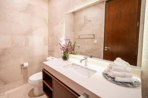 Luxury 2 BR Condo with Private Jacuzzi & BBQ - At Cruz con Mar - Maricruz