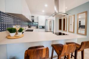 Luxury 2 BR Condo with Private Jacuzzi & BBQ - At Cruz con Mar - Maricruz