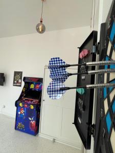 Oaza Resetu Chill Escape Apartament PARKING GRATIS PRZY DRZWIACH APARTAMENTU Automat z grami retro rzutki NOBLE APARTS