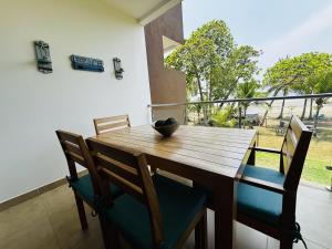 Beachfront Getaway, AC, Pools and Sunset Views