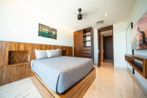 Luxury 3 BR Condo with Ocean View & Pool - Marila 503