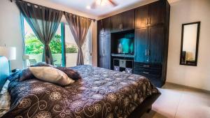 Luxury 2 level Penthouse with 2 BR - Only 3 Blocks from the beach - Meridian 310