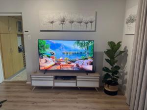 Serene waterfront escape! Luxury, King bed!