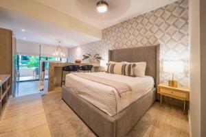 Luxury Studio with Pool and Gym - Modern and Central - at Syrena Condos 201