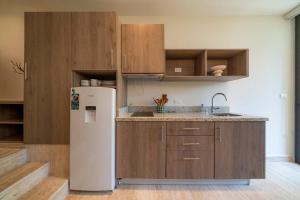 Luxury Studio with Pool and Gym - Modern and Central - at Syrena Condos 201