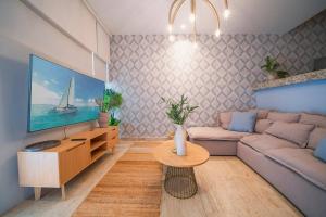 Luxury Studio with Pool and Gym - Modern and Central - at Syrena Condos 201