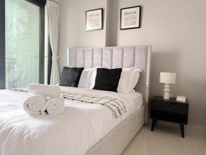 Sunset Balcony - Sleeps 4 - Water View - Pool n Gym - 1BR