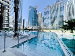 Sunset Balcony - Sleeps 4 - Water View - Pool n Gym - 1BR