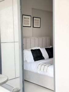 Sunset Balcony - Sleeps 4 - Water View - Pool n Gym - 1BR