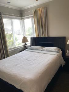 A independent entrance bedroom with private bathroom close to YVR Richmond