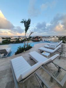 Paraíso en las alturas, atardecer, piscina privada