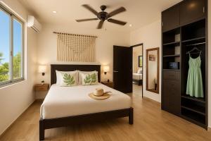 Casa Hibiscus Sky-high pool with birds above the jungle