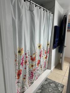 Private Room Mins from the Beach
