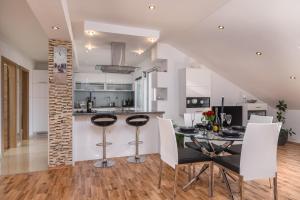 Apartman Lorena - with sea view near Old Town