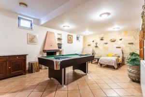 House Sleeps 8 with Balcony