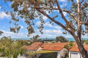 2BR Condo with Views Near Shops and Food, Fast WiFi
