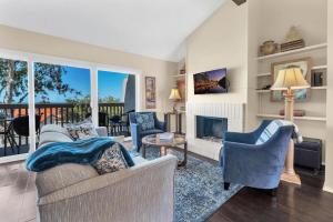 2BR Condo with Views Near Shops and Food, Fast WiFi