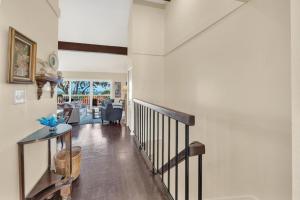 2BR Condo with Views Near Shops and Food, Fast WiFi