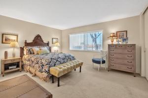 2BR Condo with Views Near Shops and Food, Fast WiFi