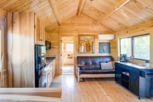 Fall River Cabin Retreat On-Site Fly Fishing!