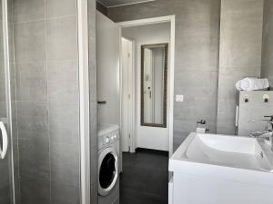 Appartements LES ANGES -F2 Appartement, terrasse vue mer, piscine, wifi : photos des chambres