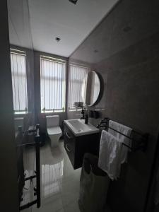 Deluxe 2BR Apartment Near City Center - Sleeps 6