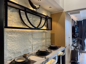 Stylish 1br inside BGC at Uptown Parksuites - 24k