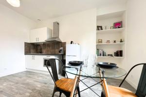 Appartements Le Midtown - By BEST KEYS - Ideal Pro & Couple - Grande Terrasse & Lumineux - Centre-Ville - Smart TV Netflix & WiFi Fibre - Check-in Autonome - Parking Facile - Calme & Confort Premium : photos des chambres