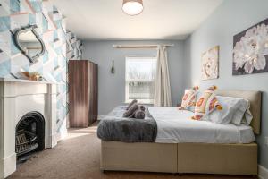 Spacious 6 Bed Home in Central Bedford w Parking