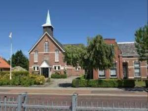 Beautiful safari tent in Twijzel with terrace