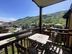 Résidence Pluton - Studio en plein cœur de station, face aux pistes avec place de parking privée et couverte MAE-5261