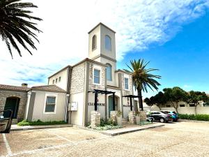 Spanish Charm in the Heart of Century City Stylish Stay Near Canal Walk!