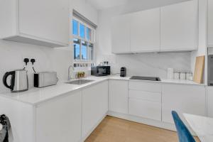 Modern Cosy 2 bed apartment, Smart TV & NETFLIX with private balcony and city view