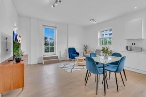 Modern Cosy 2 bed apartment, Smart TV & NETFLIX with private balcony and city view