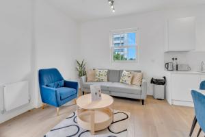 Modern Cosy 2 bed apartment, Smart TV & NETFLIX with private balcony and city view