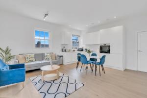 Modern Cosy 2 bed apartment, Smart TV & NETFLIX with private balcony and city view