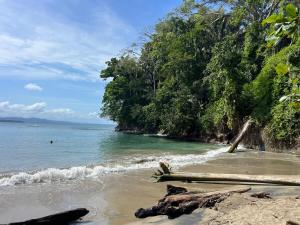 Entire home plus pool between Cahuita and Puerto Viejo Excellent Location