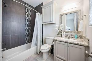 Resort vibe with Pool and Hot tub Downtown skyline views