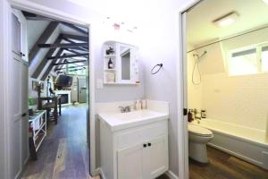 Charming property with 2 cabins and private creekto yourself