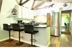 Charming property with 2 cabins and private creekto yourself