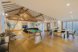 Barn with Hot Tub, Pool Table & Pizza Oven